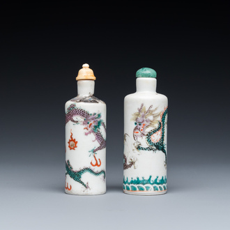 Two Chinese famille verte 'dragons' snuff bottles, 19th C.