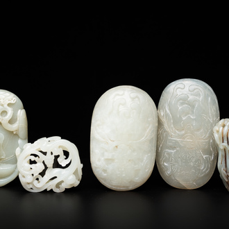 Cinq pièces sculptées en jade blanc et céladon, Chine, 19/20ème