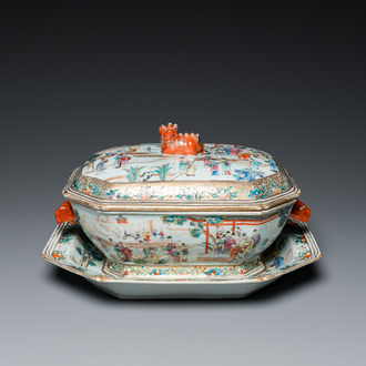 Een Chinese octagonale famille rose dekselterrine op onderschotel met mandarijns decor, Qianlong