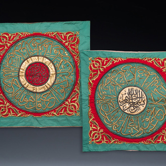 Een paar Ottomaanse met verzilverde en vergulde metaaldraad geborduurde zijden 'Samadiya' doeken voor op de Kaäba