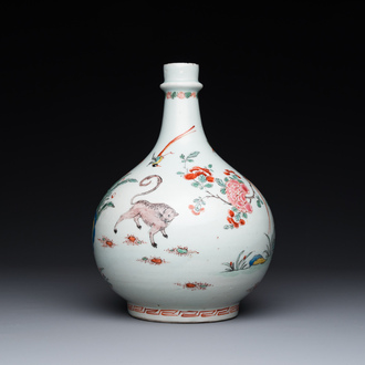 Een in Nederland beschilderde Japanse Arita fles met zgn. Amsterdams bont decor in Kakiemon-stijl, Edo, 17/18e eeuw