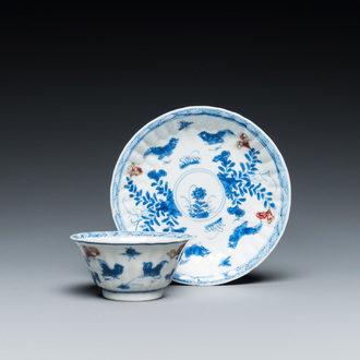 Tasse et soucoupe en porcelaine de Chine en bleu, blanc et rouge de cuivre, Kangxi