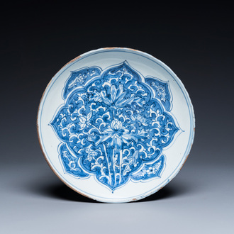 Assiette en porcelaine de Chine de type ko-sometsuke pour le marché japonais, époque Transition