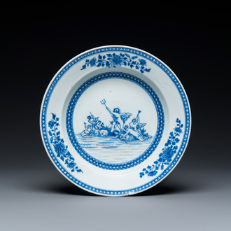 Assiette en porcelaine de Chine en bleu et blanc à sujet mythologique figurant Neptune, Qianlong