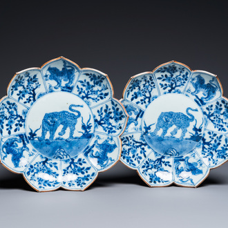 Een paar Chinese blauw-witte lotusvormige schotels met luipaarden, Kangxi