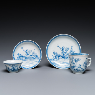 Twee Chinese blauw-witte koppen en schotels met mythologisch decor van Neptunus, Qianlong