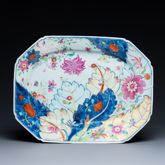 Een Chinese octagonale famille rose schotel met decor van tabaksbladeren, Qianlong