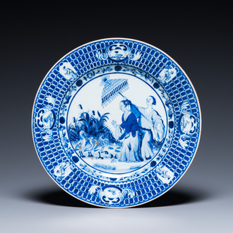 Plat en porcelaine de Chine en bleu et blanc à décor des 'Dames au parasol' d'après Cornelis Pronk, Qianlong