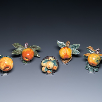 Vier polychrome Delftse hangende appels en een zeldzaam tafelstuk met appels en peren, 18e eeuw