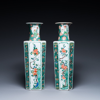 Paire de vases de forme hexagonale en porcelaine de Chine famille verte aux panneaux floraux, Kangxi