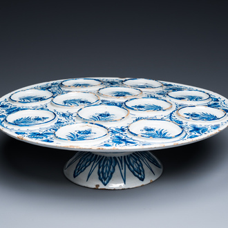 Tazza aux médaillons en relief en faïence de Delft en bleu et blanc, 1ère moitié du 18ème