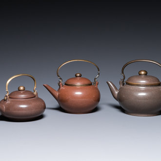 Drie Chinese gepolijste Yixing steengoed theepotten voor de Thaise markt, Gong Ju 貢局 merk, 19e eeuw