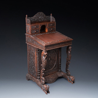 Bureau anglo-indien colonial en bois sculpté au compartiment caché, 19ème