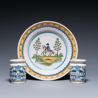 Twee blauw-witte Delftse apothekerspotten en een polychrome Brusselse schotel met een ruiter te paard, 18e eeuw