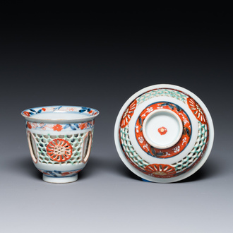 Tasse et soucoupe en porcelaine de Chine famille verte ajourées et à double parois, Kangxi