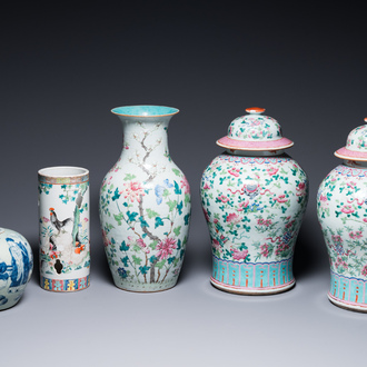 Quatre vases en porcelaine de Chine famille rose et un pot couvert en bleu et blanc sur fond céladon, 19ème