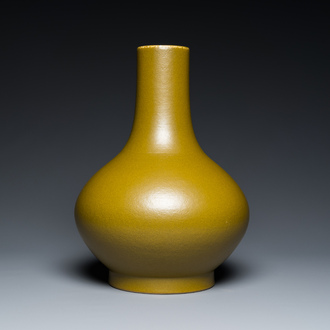 Vase de forme bouteille en porcelaine de Chine monochrome à émail dit 'poudre de thé', marque et époque de Guangxu