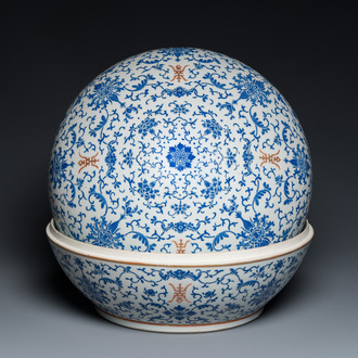 Een grote ronde Chinese dekseldoos met overglazuur blauw lotusdecor, Guangxu merk en periode