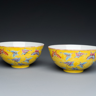 Paire de bols en porcelaine de Chine famille rose à décor de papillons sur fond jaune, marque et époque de Tongzhi