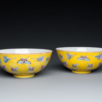 Paire de bols en porcelaine de Chine famille rose à décor de papillons sur fond jaune, marque et époque de Tongzhi