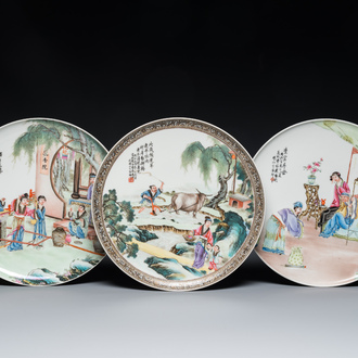 Trois plats en porcelaine de Chine famille rose, signés Zeng Fuqing 曾福慶 et marques de Le Tao Zhai 樂陶齋, datés 1946 et 1947