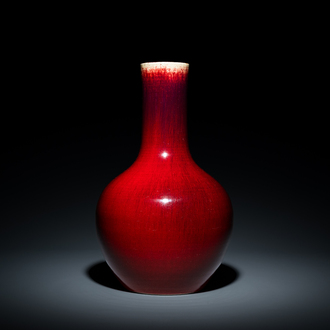 Een Chinese flesvormige vaas met flambé-glazuur, 18/19e eeuw