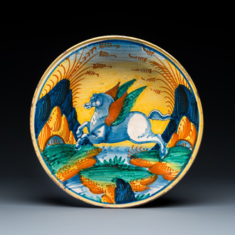 Een polychrome majolica schotel met Pegasus, wellicht Montelupo, Italië, 17e eeuw