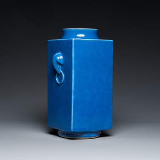 Vase de forme 'cong' en porcelaine de Chine en bleu monochrome, marque et époque de Guangxu