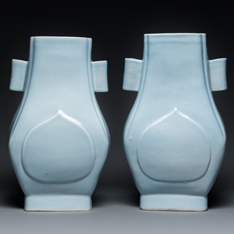 Paire de vases de forme 'fanghu' en porcelaine de Chine en bleu de lavande monochrome, marque et époque de Guangxu