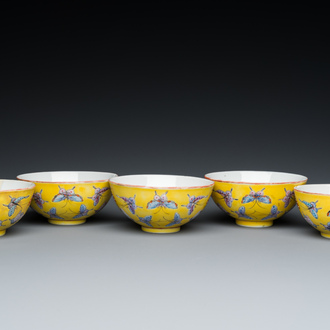 Cinq bols en porcelaine de Chine famille rose à décor de papillons sur fond jaune, marque et époque de Tongzhi