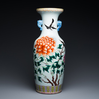 Vase en porcelaine de Chine famille rose à décor de pies et de pivoines, marque et époque de Guangxu