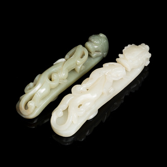 Twee Chinese riemhaken in witte en celadon jade, Qing