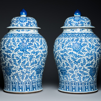 Paire de grands vases couverts en porcelaine de Chine en bleu et blanc à décor de rinceaux de lotus, 19ème