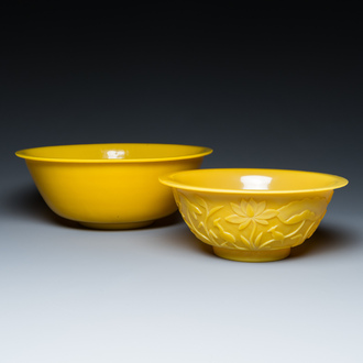 Two large Chinese yellow Beijing glass bowls, 19/20th C.