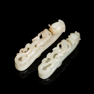 Twee Chinese riemhaken in witte jade, Qing