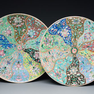 Deux grands plats en porcelaine de Chine famille rose, un avec marque de Qianlong, 19ème