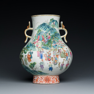Beau vase de forme 'hu' en porcelaine de Chine famille rose aux anses en forme de ruyi, 19ème