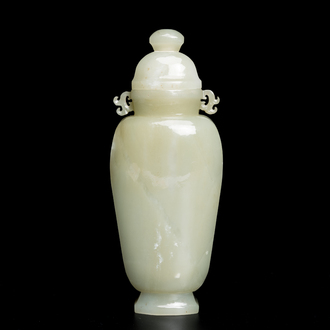 Een Chinese dekselvaas in celadon jade, Qing