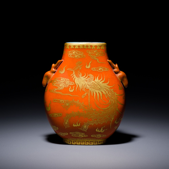 Petit vase de forme 'hu' en porcelaine de Chine à décor doré d'un dragon et d'un phénix sur fond rouge de corail, marque de Qianlong, Qing
