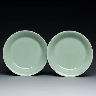 Paire d'assiettes en porcelaine de Chine en céladon monochrome, marque et époque de Qianlong