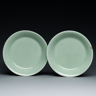 Een paar Chinese monochrome celadon borden, Qianlong merk en periode