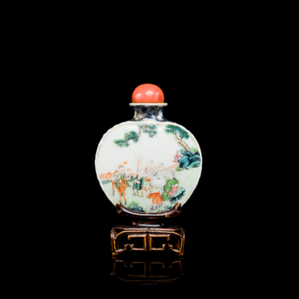 Tabatière en porcelaine de Chine famille rose à décor des 'Sanxing', marque et époque de Qianlong