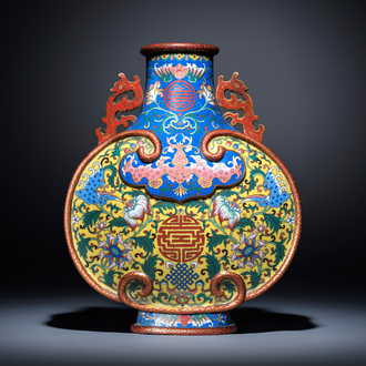 Een Chinese cloisonné 'bianhu' vaas met Shou-karakters op gele en blauwe fondkleur, Jiaqing