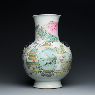 A Chinese qianjiang cai 'hu' vase with antiquities, signed Xu Pinheng 許品衡, Tongzhi mark, 19/20th C.