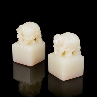 Deux sceaux sculptés en jade blanc en forme d'éléphant aux caractères Wen Yuan Ge Bao 文渊阁寳 et Wen Hua Dian Bao 文華殿寶, Chine, Qing