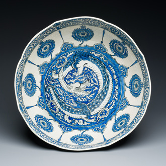 Een grote blauw-witte en zwarte chinoiserie kom in Safavid-stijl, Samson, Parijs, 19e eeuw