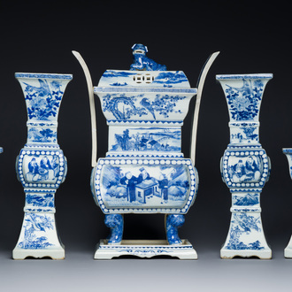 Grande garniture d'autel en porcelaine de Chine en bleu et blanc, 19ème