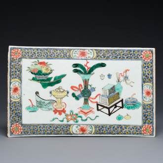 Plaque en porcelaine de Chine famille verte à décor d'antiquités, Kangxi