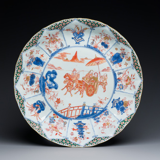 Grand plat en porcelaine de Chine famille verte à décor d'un couple européen dans une calèche, Kangxi