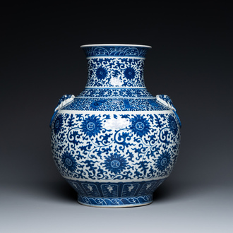 Een Chinese blauw-witte 'hu' vaas met lotusslingers, Qianlong merk, 19e eeuw